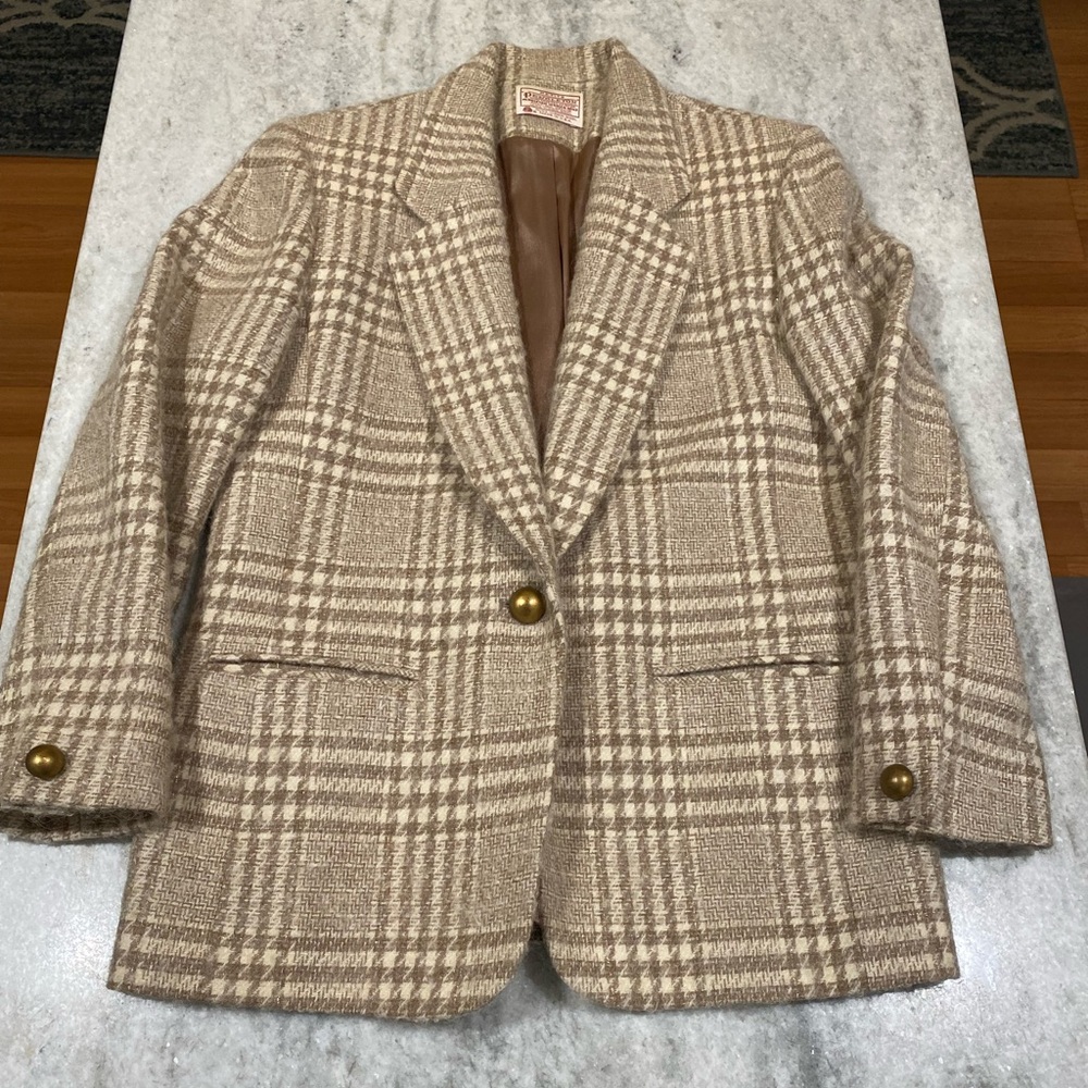 Vintage 1980’s Tan Plaid Petite Pendleton 100% Virgin Wool & brass buttons.